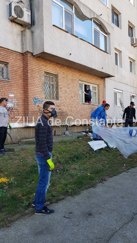 situatie incredibila la constanta de 16 ani aduna gunoaie in apartament priviti ce scot angajatii de situatie incredibila la constanta de 16 ani aduna gunoaie in apartament priviti ce scot angajatii de