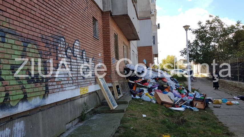 situatie incredibila la constanta de 16 ani aduna gunoaie in apartament priviti ce scot angajatii de situatie incredibila la constanta de 16 ani aduna gunoaie in apartament priviti ce scot angajatii de