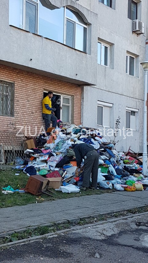 situatie incredibila la constanta de 16 ani aduna gunoaie in apartament priviti ce scot angajatii de situatie incredibila la constanta de 16 ani aduna gunoaie in apartament priviti ce scot angajatii de