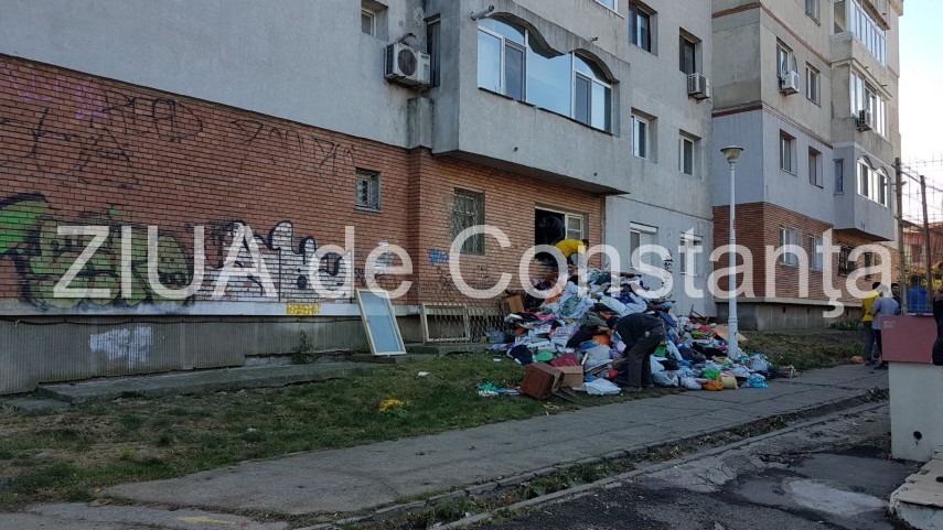 situatie incredibila la constanta de 16 ani aduna gunoaie in apartament priviti ce scot angajatii de situatie incredibila la constanta de 16 ani aduna gunoaie in apartament priviti ce scot angajatii de