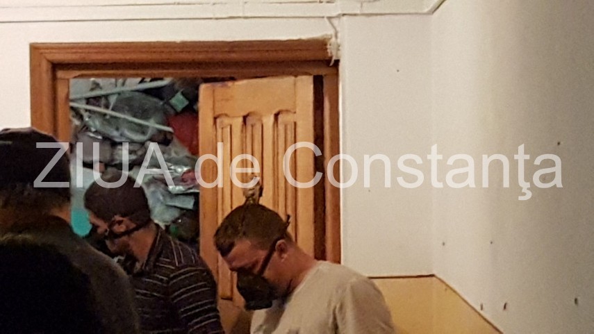 situatie incredibila la constanta de 16 ani aduna gunoaie in apartament priviti ce scot angajatii de situatie incredibila la constanta de 16 ani aduna gunoaie in apartament priviti ce scot angajatii de