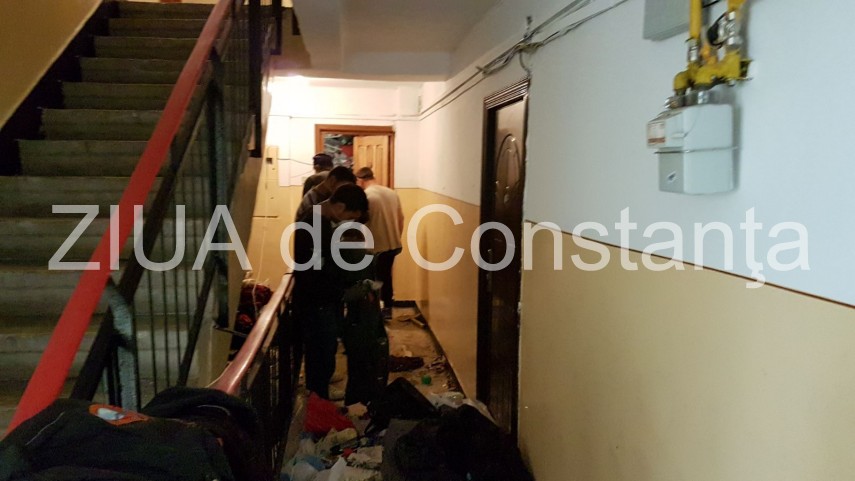situatie incredibila la constanta de 16 ani aduna gunoaie in apartament priviti ce scot angajatii de situatie incredibila la constanta de 16 ani aduna gunoaie in apartament priviti ce scot angajatii de