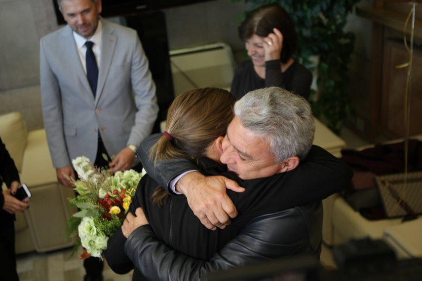 simona halep a revenit acasa de ieri e numarul unu in lume ma bucur ca aceasta zi va ramane in istorie