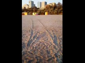 Cine nu rămâne, de dimineață, cu mașina în nisipul de pe plaja Modern, din Constanța, nu mai rămâne toată ziua