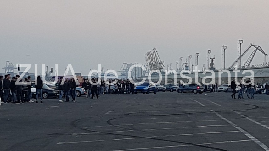 imagini de la eveniment mai multi tineri s au adunat cu masinile in parcarea de la poarta 1 din constanta imagini de la eveniment mai multi tineri s au adunat cu masinile in parcarea de la poarta 1 din constanta