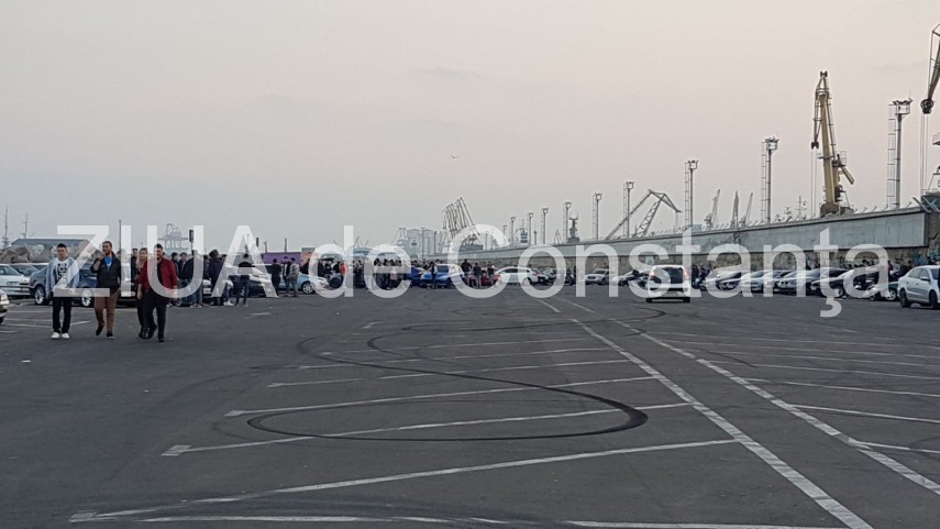 imagini de la eveniment mai multi tineri s au adunat cu masinile in parcarea de la poarta 1 din constanta imagini de la eveniment mai multi tineri s au adunat cu masinile in parcarea de la poarta 1 din constanta