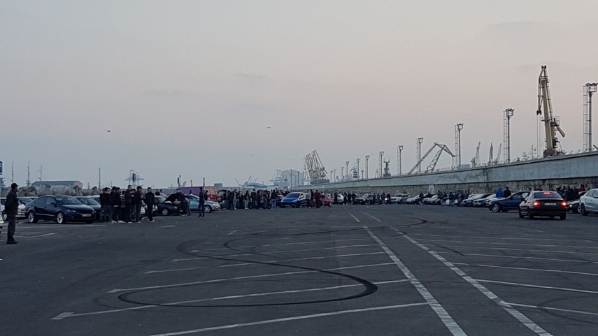 imagini de la eveniment mai multi tineri s au adunat cu masinile in parcarea de la poarta 1 din constanta imagini de la eveniment mai multi tineri s au adunat cu masinile in parcarea de la poarta 1 din constanta
