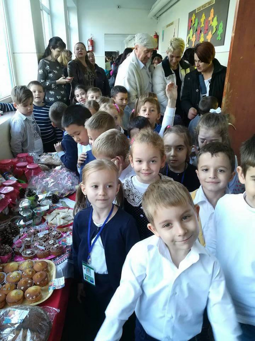 targul caritabil toamna in bucate la scoala gimnaziala nr 16 elevii au donat banii stransi galerie foto targul caritabil toamna in bucate la scoala gimnaziala nr 16 elevii au donat banii stransi galerie foto
