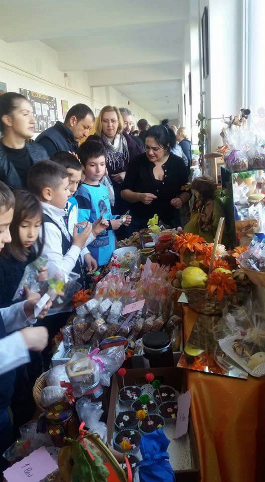 targul caritabil toamna in bucate la scoala gimnaziala nr 16 elevii au donat banii stransi galerie foto targul caritabil toamna in bucate la scoala gimnaziala nr 16 elevii au donat banii stransi galerie foto