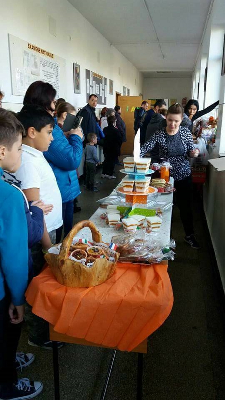 targul caritabil toamna in bucate la scoala gimnaziala nr 16 elevii au donat banii stransi galerie foto targul caritabil toamna in bucate la scoala gimnaziala nr 16 elevii au donat banii stransi galerie foto