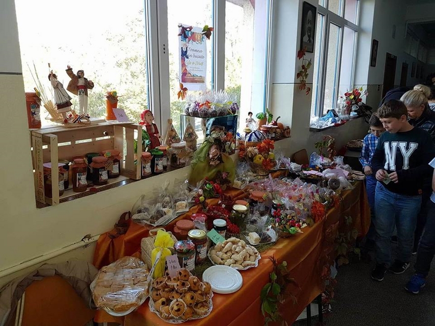 targul caritabil toamna in bucate la scoala gimnaziala nr 16 elevii au donat banii stransi galerie foto targul caritabil toamna in bucate la scoala gimnaziala nr 16 elevii au donat banii stransi galerie foto