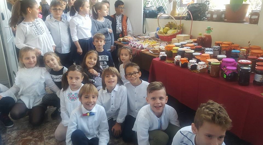 targul caritabil toamna in bucate la scoala gimnaziala nr 16 elevii au donat banii stransi galerie foto targul caritabil toamna in bucate la scoala gimnaziala nr 16 elevii au donat banii stransi galerie foto