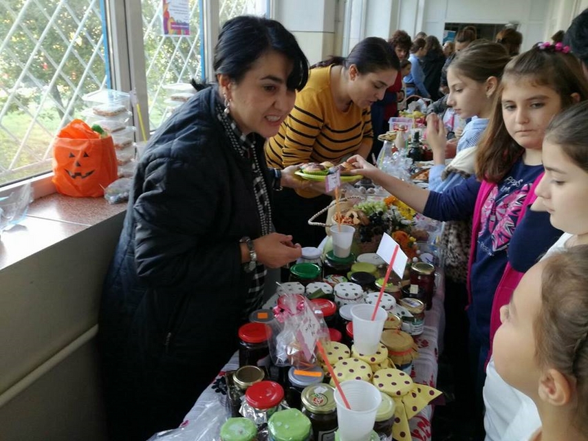 targul caritabil toamna in bucate la scoala gimnaziala nr 16 elevii au donat banii stransi galerie foto targul caritabil toamna in bucate la scoala gimnaziala nr 16 elevii au donat banii stransi galerie foto