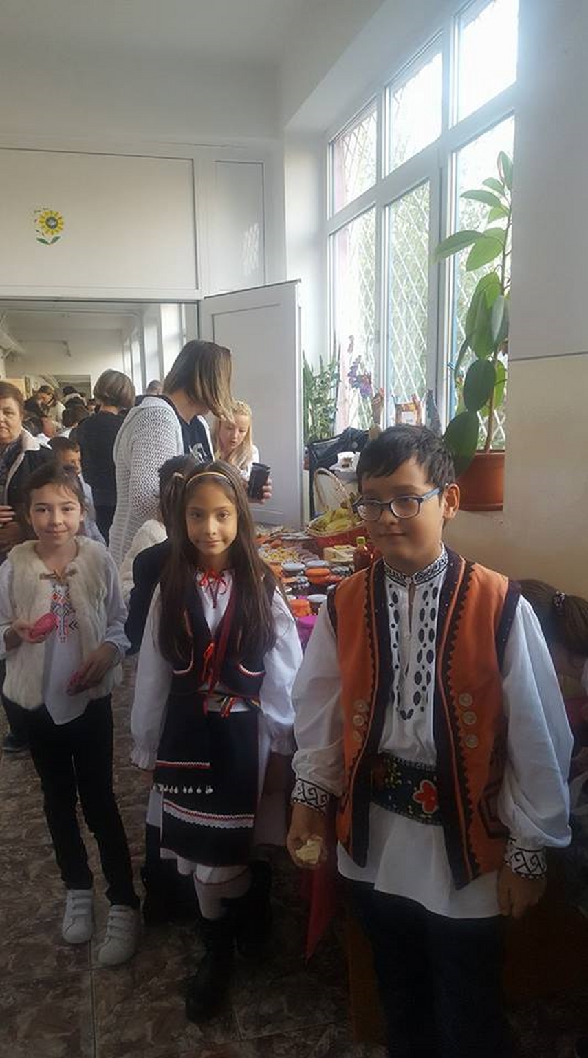 targul caritabil toamna in bucate la scoala gimnaziala nr 16 elevii au donat banii stransi galerie foto targul caritabil toamna in bucate la scoala gimnaziala nr 16 elevii au donat banii stransi galerie foto