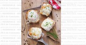 Tartine calde cu ton, cascaval si rosii