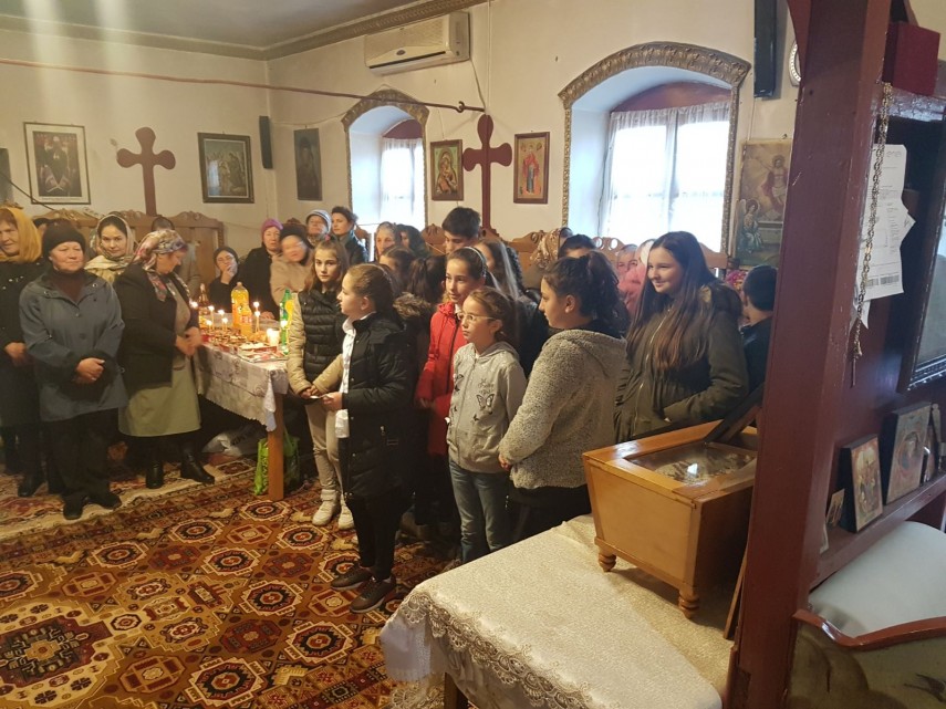 hram la biserica din nisipari vesmintele sf ciprian si sf filofteia aduse spre cinstire galerie foto hram la biserica din nisipari vesmintele sf ciprian si sf filofteia aduse spre cinstire galerie foto
