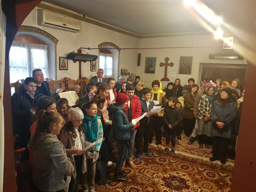 hram la biserica din nisipari vesmintele sf ciprian si sf filofteia aduse spre cinstire galerie foto hram la biserica din nisipari vesmintele sf ciprian si sf filofteia aduse spre cinstire galerie foto