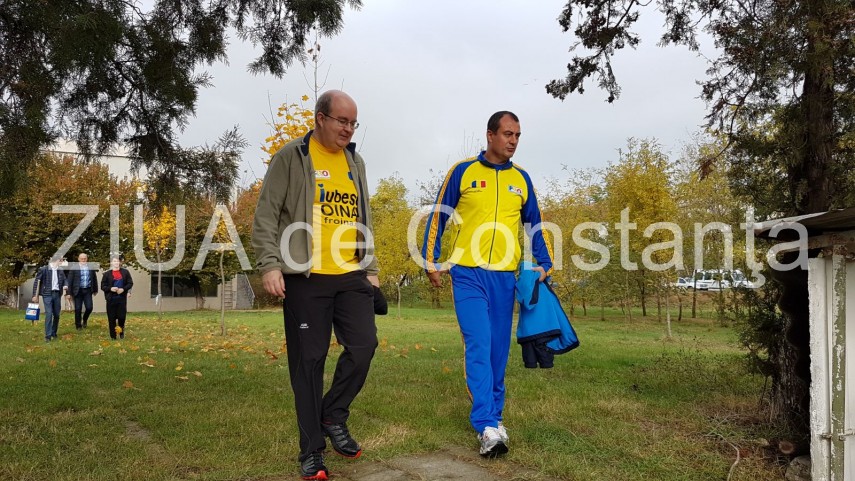 imagini de la eveniment paul brummell ambasadorul marii britanii la bucuresti joaca intr un meci demonstrativ imagini de la eveniment paul brummell ambasadorul marii britanii la bucuresti joaca intr un meci demonstrativ