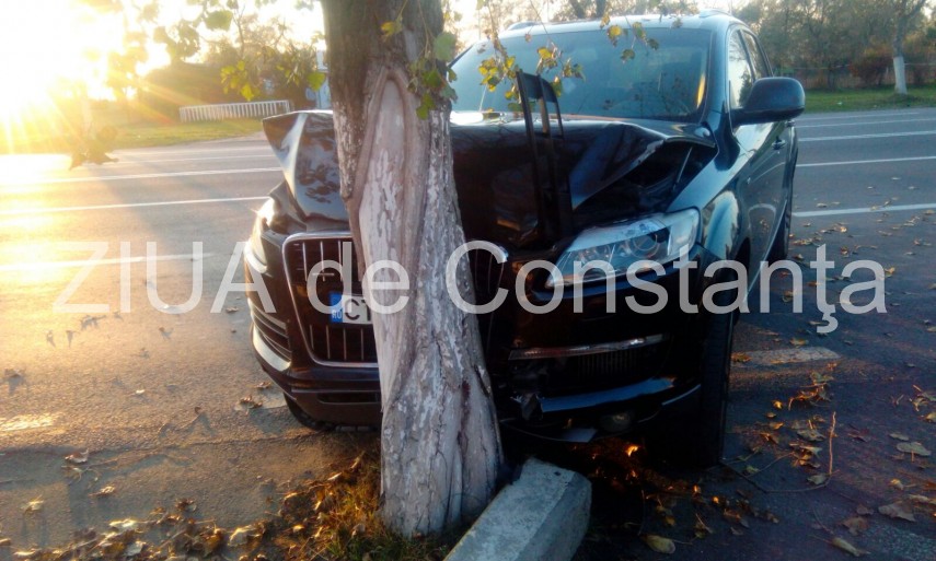 carambol in statiunea mamaia trei masini avariate serios un bolid a intrat intr un copac galerie foto