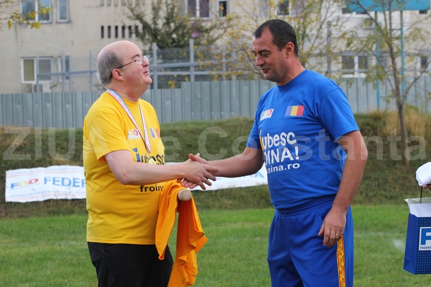 mesajul de pe tricoul lui paul brummell ambasadorul marii britanii la bucuresti jucator de oina la constanta