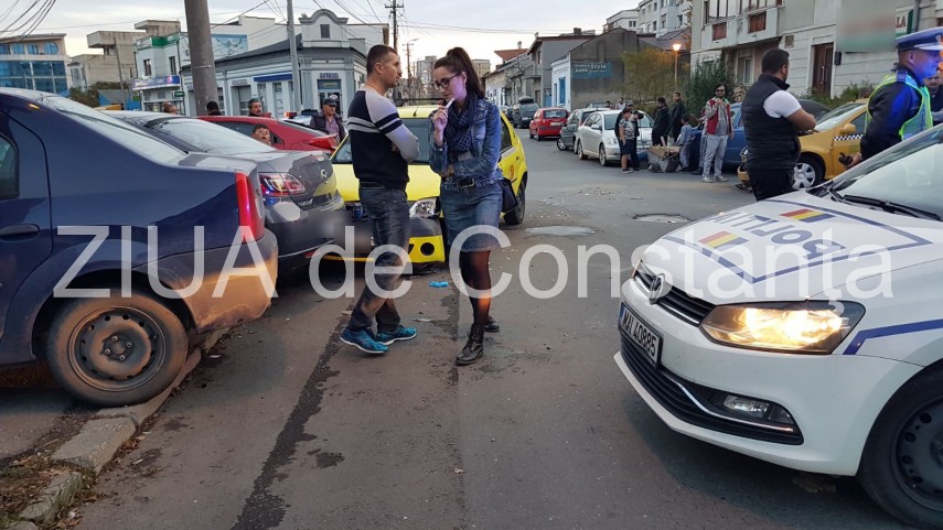 taxi implicat intr un accident rutier la intersectia strazilor bucuresti cu avram iancu din constanta taxi implicat intr un accident rutier la intersectia strazilor bucuresti cu avram iancu din constanta