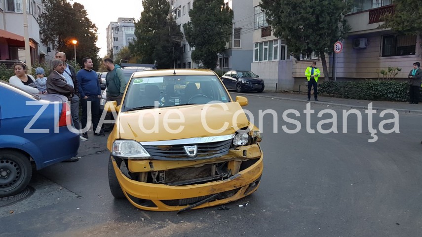 taxi implicat intr un accident rutier la intersectia strazilor bucuresti cu avram iancu din constanta taxi implicat intr un accident rutier la intersectia strazilor bucuresti cu avram iancu din constanta