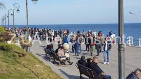 Vremea frumoasă a scos constănțenii din case. Faleza de la Cazinoul din Constanța, printre preferate. Un bărbat a înotat în mare (fotoreportaj+video) 
