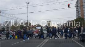 Priviți imaginile. Puhoi de pietoni pe o trecere din Constanța. Glumind, desigur, credem că ar trebui lățită să încapă toți odată (galerie foto)  