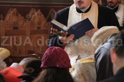 Numeroase rituri de purificare, în prima zi a Postului Crăciunului. Urmează șase săptămâni în care creștinii își curăță sufletele și trupurile