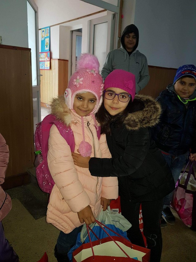 actiune de voluntariat demarata de scoala primara colibri elevii spiridusii mosului pentru o zi galerie actiune de voluntariat demarata de scoala primara colibri elevii spiridusii mosului pentru o zi galerie