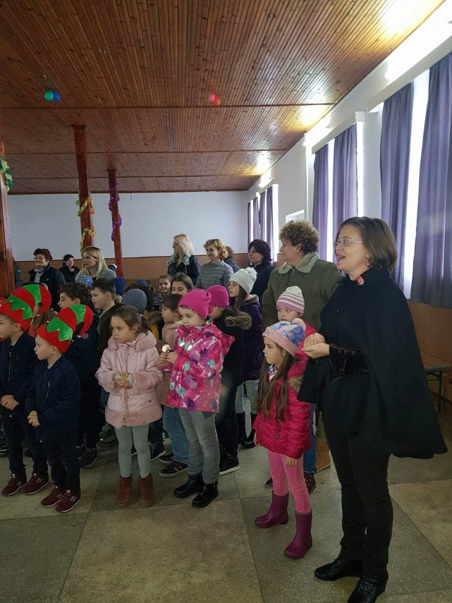 actiune de voluntariat demarata de scoala primara colibri elevii spiridusii mosului pentru o zi galerie actiune de voluntariat demarata de scoala primara colibri elevii spiridusii mosului pentru o zi galerie