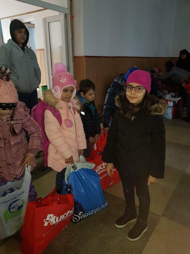 actiune de voluntariat demarata de scoala primara colibri elevii spiridusii mosului pentru o zi galerie actiune de voluntariat demarata de scoala primara colibri elevii spiridusii mosului pentru o zi galerie