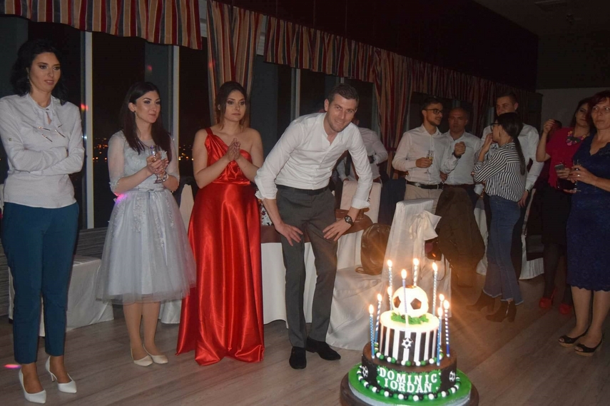 tort cu minge de fotbal la botezul fiului jucatorului daniel oancea galerie foto 645325 tort cu minge de fotbal la botezul fiului jucatorului daniel oancea galerie foto 645325