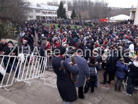 12.000 de pelerini, la mănăstirea Peştera Sfântului Apostol Andrei din Ion Corvin. Liturghia, oficiată de IPS Teodosie şi un sobor de preoţi (galerie foto)
