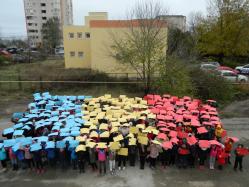 Imaginea zilei. Puzzle tricolor uriaș, dedicat Zilei Naţionale a României, la  Școala Gimnazială Grigore Moisil din Năvodari  