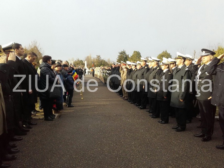 autoritatile din constanta la monumentul eroilor cazuti in primul razboi mondial din cimitirul central autoritatile din constanta la monumentul eroilor cazuti in primul razboi mondial din cimitirul central
