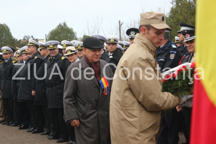 autoritatile din constanta la monumentul eroilor cazuti in primul razboi mondial din cimitirul central autoritatile din constanta la monumentul eroilor cazuti in primul razboi mondial din cimitirul central