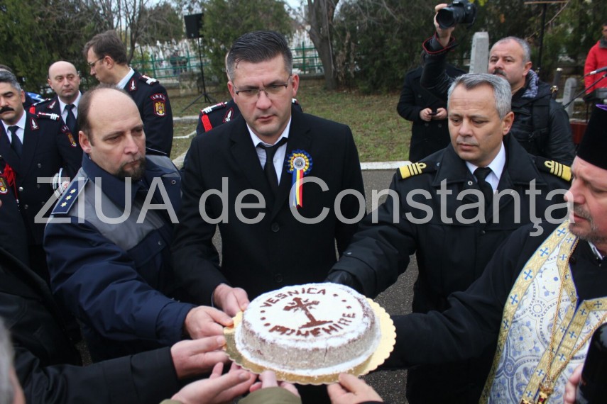 autoritatile din constanta la monumentul eroilor cazuti in primul razboi mondial din cimitirul central autoritatile din constanta la monumentul eroilor cazuti in primul razboi mondial din cimitirul central