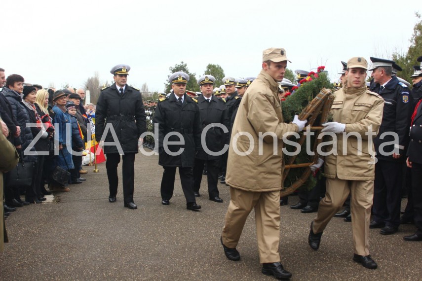 autoritatile din constanta la monumentul eroilor cazuti in primul razboi mondial din cimitirul central autoritatile din constanta la monumentul eroilor cazuti in primul razboi mondial din cimitirul central