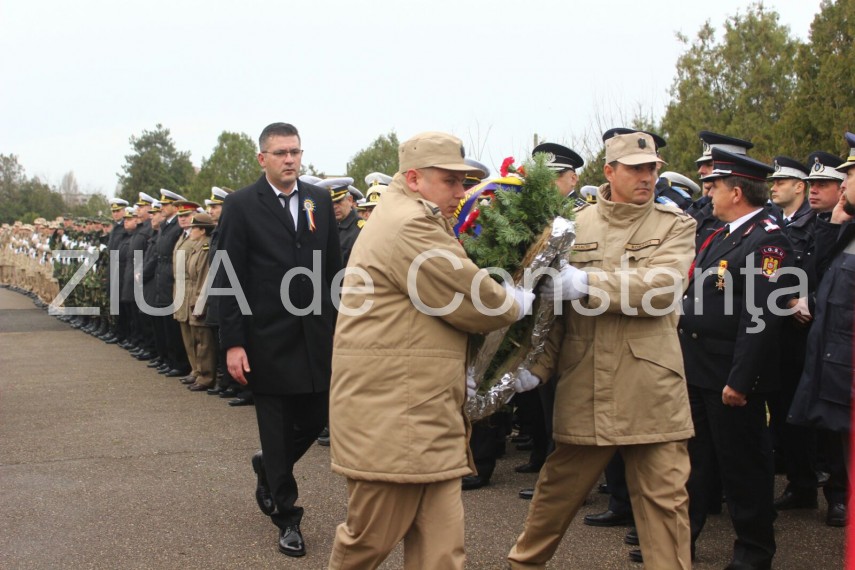 autoritatile din constanta la monumentul eroilor cazuti in primul razboi mondial din cimitirul central autoritatile din constanta la monumentul eroilor cazuti in primul razboi mondial din cimitirul central