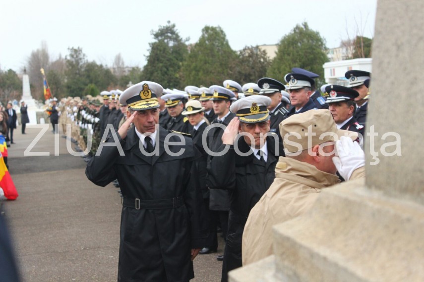 autoritatile din constanta la monumentul eroilor cazuti in primul razboi mondial din cimitirul central autoritatile din constanta la monumentul eroilor cazuti in primul razboi mondial din cimitirul central