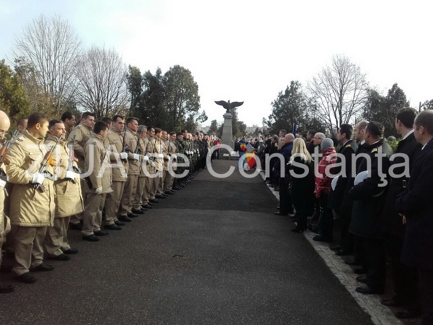 autoritatile din constanta la monumentul eroilor cazuti in primul razboi mondial din cimitirul central autoritatile din constanta la monumentul eroilor cazuti in primul razboi mondial din cimitirul central