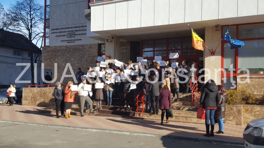 imagini de la eveniment protest spontan in fata sediului inspectoratul teritorial de munca constanta imagini de la eveniment protest spontan in fata sediului inspectoratul teritorial de munca constanta