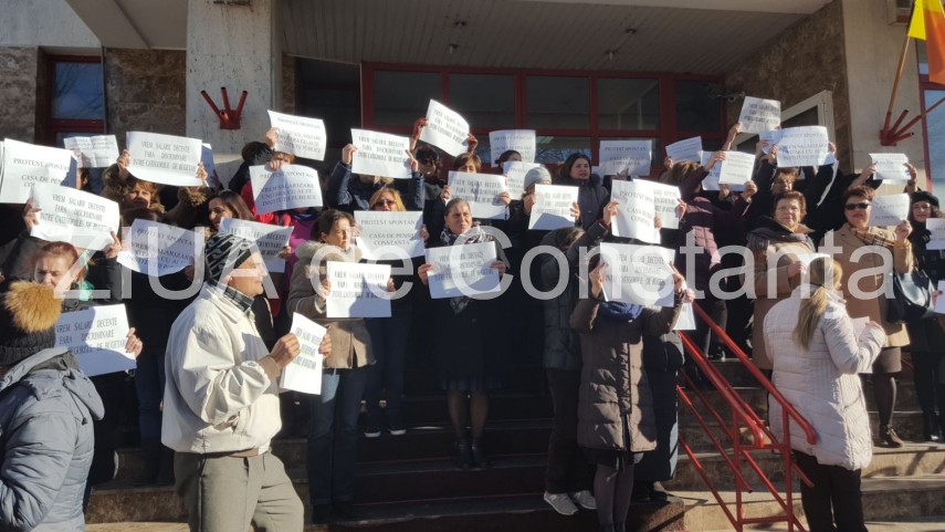 imagini de la eveniment protest spontan in fata sediului inspectoratul teritorial de munca constanta imagini de la eveniment protest spontan in fata sediului inspectoratul teritorial de munca constanta