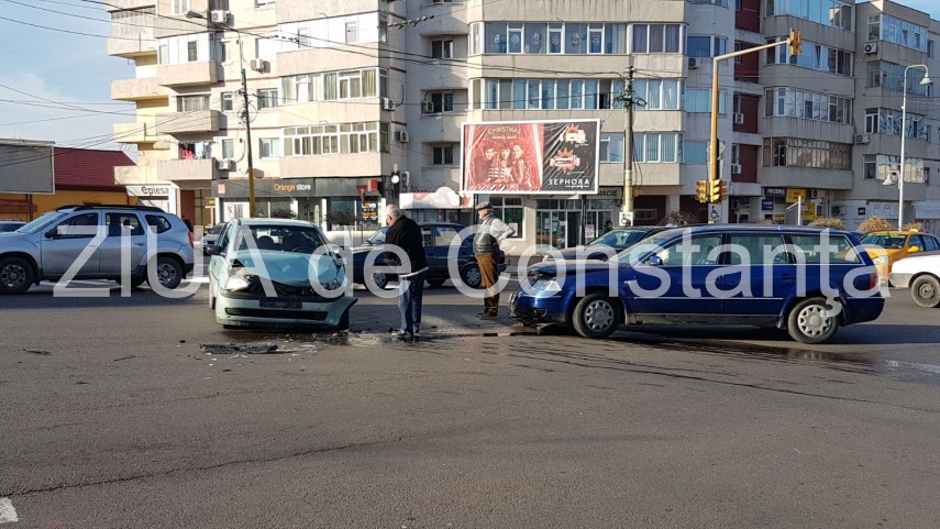 imagini de la eveniment accident rutier in municipiul constanta in zona victoria doua masini implicate imagini de la eveniment accident rutier in municipiul constanta in zona victoria doua masini implicate