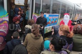 Trenul lui Moş Crăciun a ajuns la copiii de la Centrul „Delfinul“ şi de Ia Complexul „Cristina“. Acţiunea, iniţiată de angajaţii SRTFC Constanţa (galerie foto)