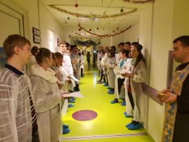 Pacienţii internaţi la Spitalul Judeţean Constanţa, colindaţi de studenţii de la ASCOR, Asociaţia „Suflete Deschise“ şi Arimex Comexim 2000 SRL (galerie foto)