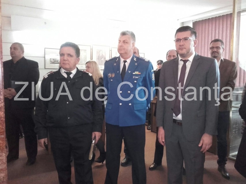 colindatori la prefectura constanta elevii colegiului national mircea cel batran constanta sustin un colindatori la prefectura constanta elevii colegiului national mircea cel batran constanta sustin un