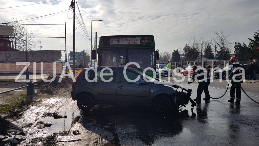 imagini de la eveniment accident rutier in constanta in impact implicate doua automobile si un autobuz imagini de la eveniment accident rutier in constanta in impact implicate doua automobile si un autobuz