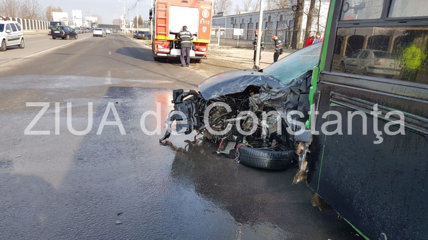imagini de la eveniment accident rutier in constanta in impact implicate doua automobile si un autobuz imagini de la eveniment accident rutier in constanta in impact implicate doua automobile si un autobuz